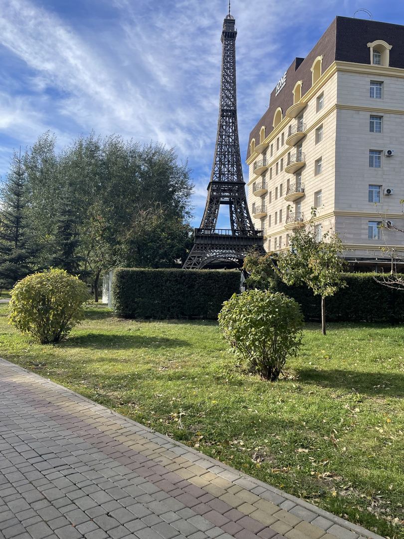 Погода сегодня хорошая, солнце, а я пришла в свой любимый п…