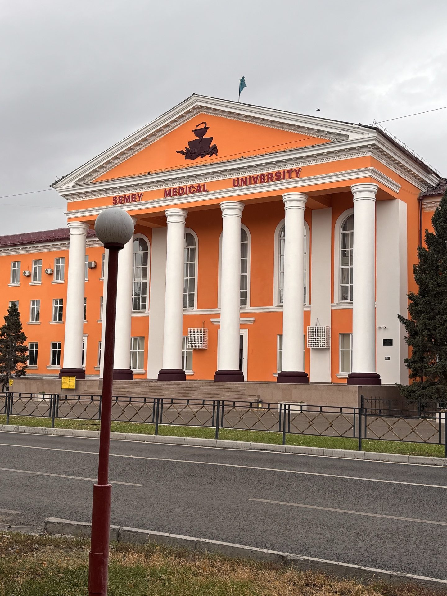 Семейдің медицина университетінің қасынан өттім.