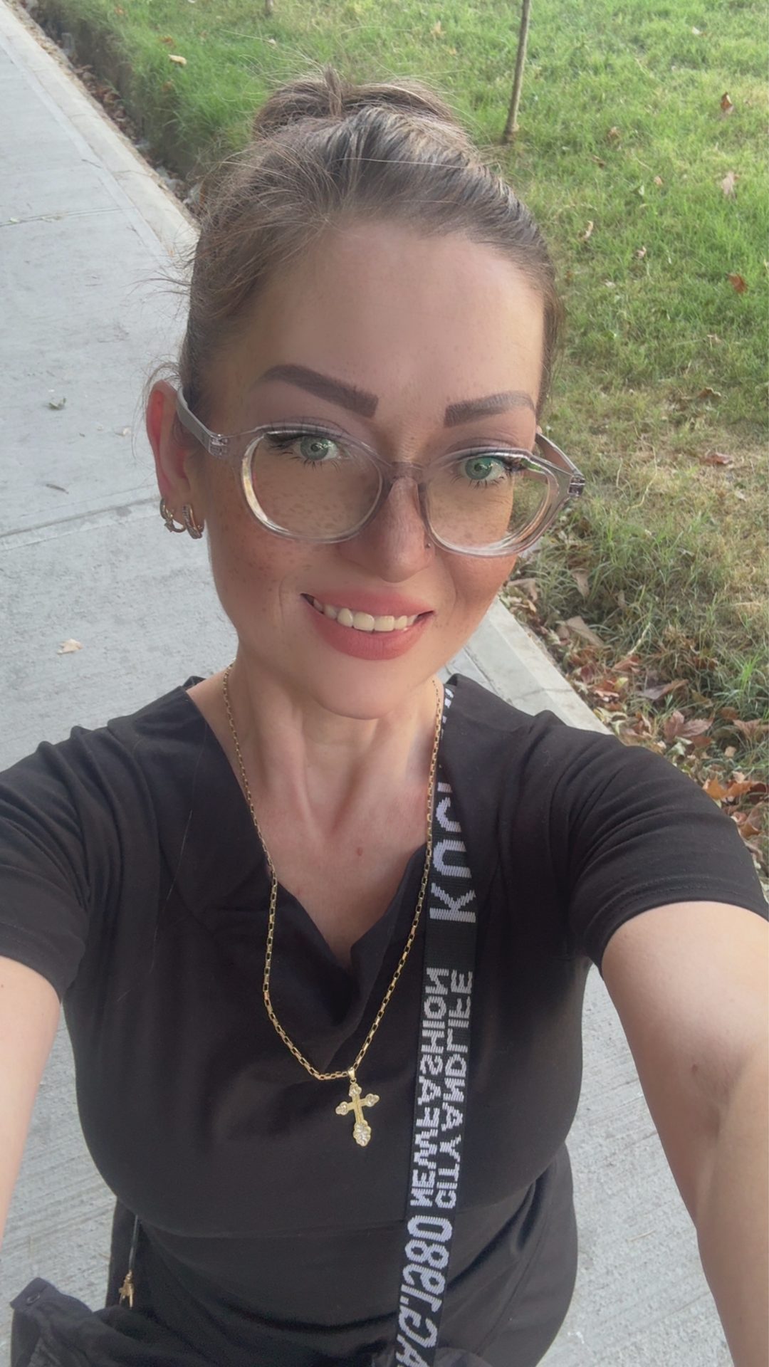 Вышла гулять 🥰
Время 16:05 👍
Сегодня первый день с вами Ура…